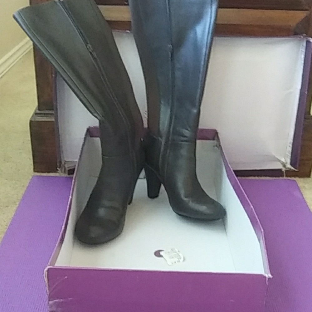 Zipper leather boots